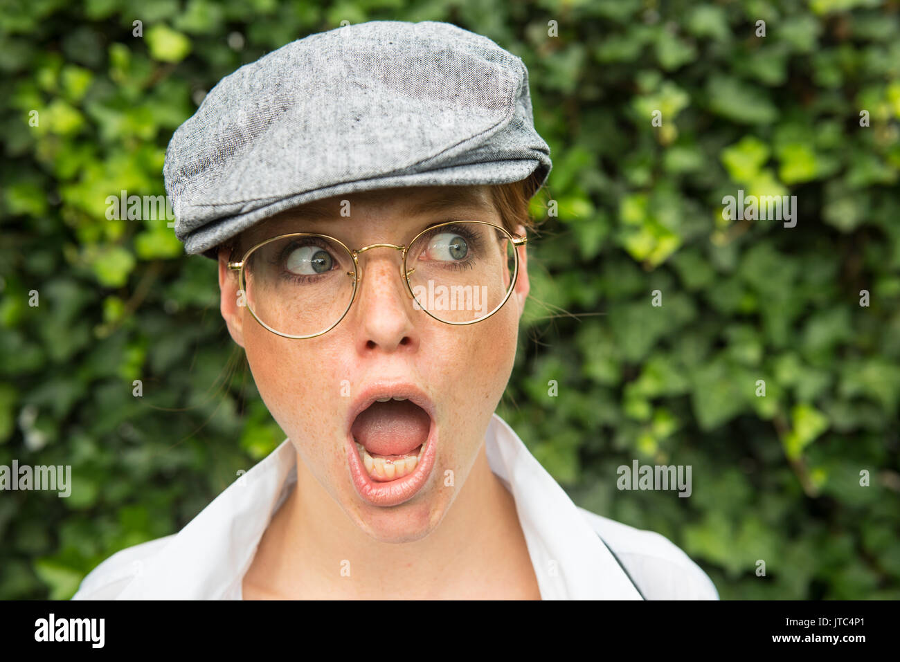 Schöne Frau gekleidet wie ein Mann im 20er Jahre Stil Stockfoto