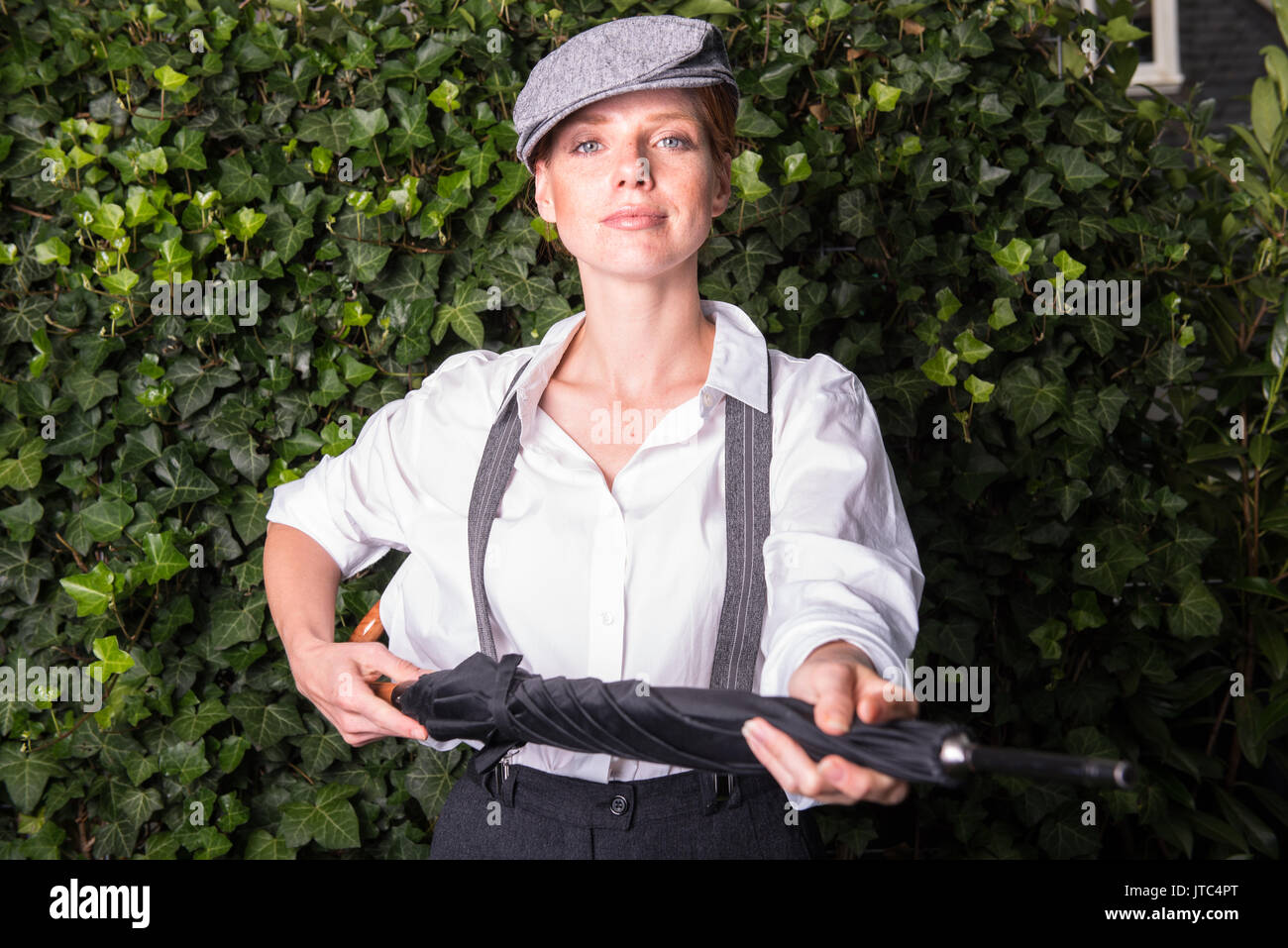 Schöne Frau gekleidet wie ein Mann im 20er Jahre Stil Stockfoto