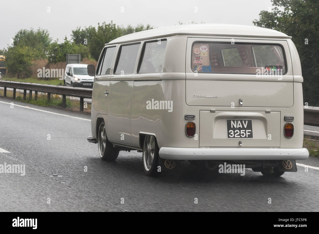 Eine klassische VW Wohnmobil fahren auf einer Hauptstraße in Großbritannien Stockfoto
