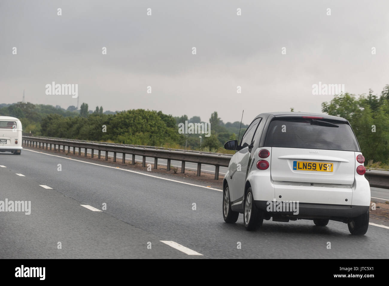 Einen Smart fahren auf einer Hauptstraße in Großbritannien Stockfoto