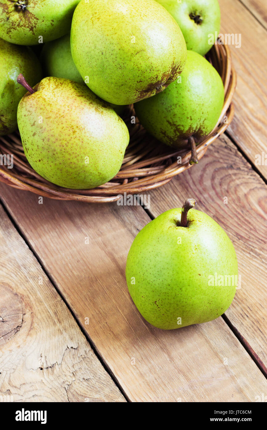 Obst Hintergrund. Frische organische Birnen auf altem Holz. Pear Herbst Ernte toning Stockfoto