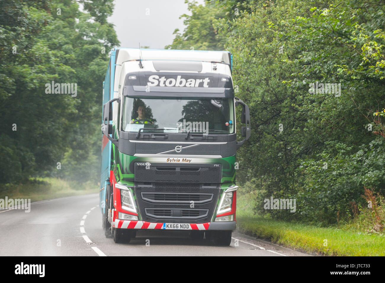 Ein Volvo Eddie Stobart LKW LKW fahren auf einer Hauptstraße in Großbritannien Stockfoto