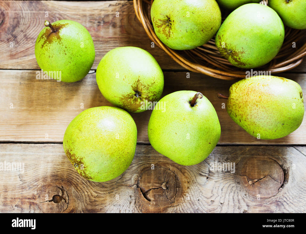 Obst Hintergrund. Frische organische Birnen auf altem Holz. Pear Herbst Ernte toning Stockfoto