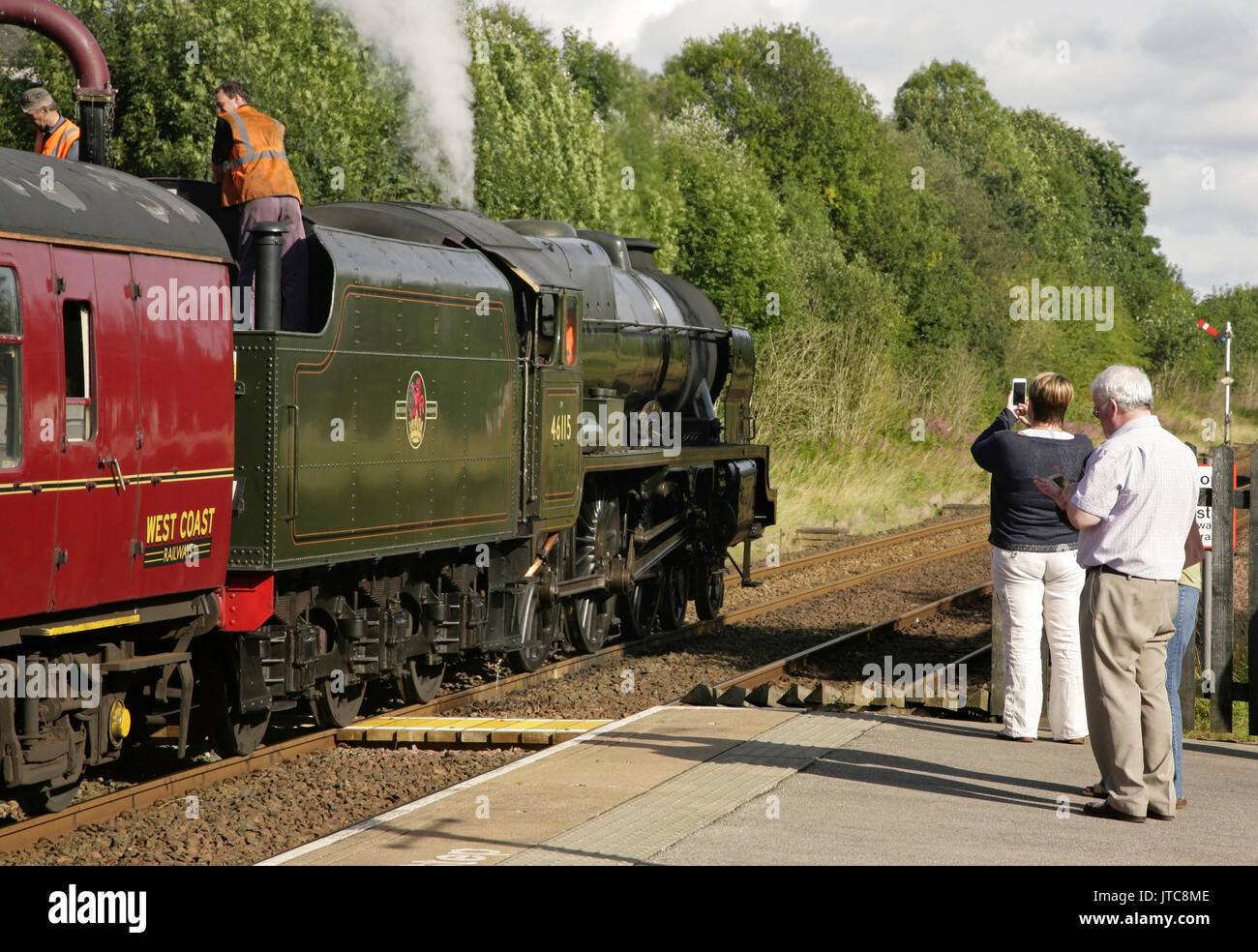 LMS Royal Scot Klasse 7 P Dampflok Scots Scots Guards nehmen auf Wasser in Appleby Station, Großbritannien mit "Die Dalesman' Zug zwischen York und Carlisle. Stockfoto