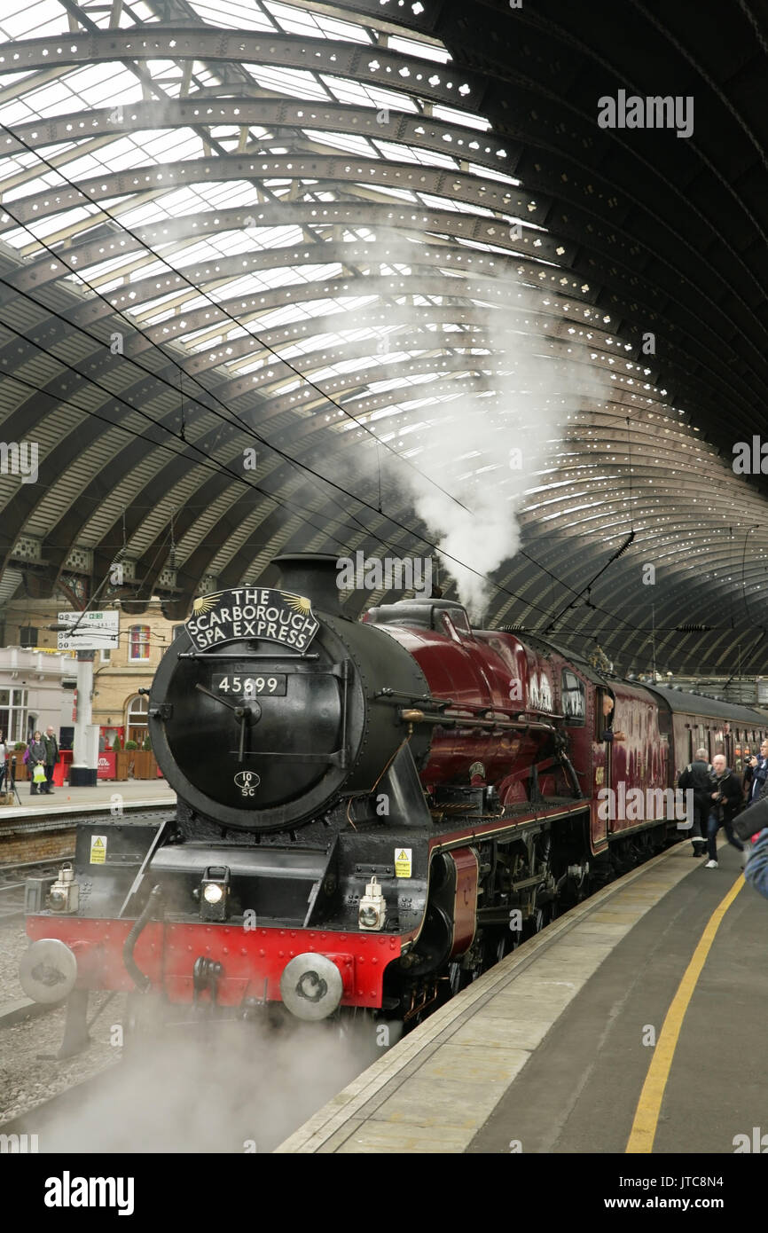 LMS Jubilee Klasse Dampf Lok 45699 "Galatea" am Bahnhof von York, UK mit dem Scarborough Spa Express Charterzug Stockfoto