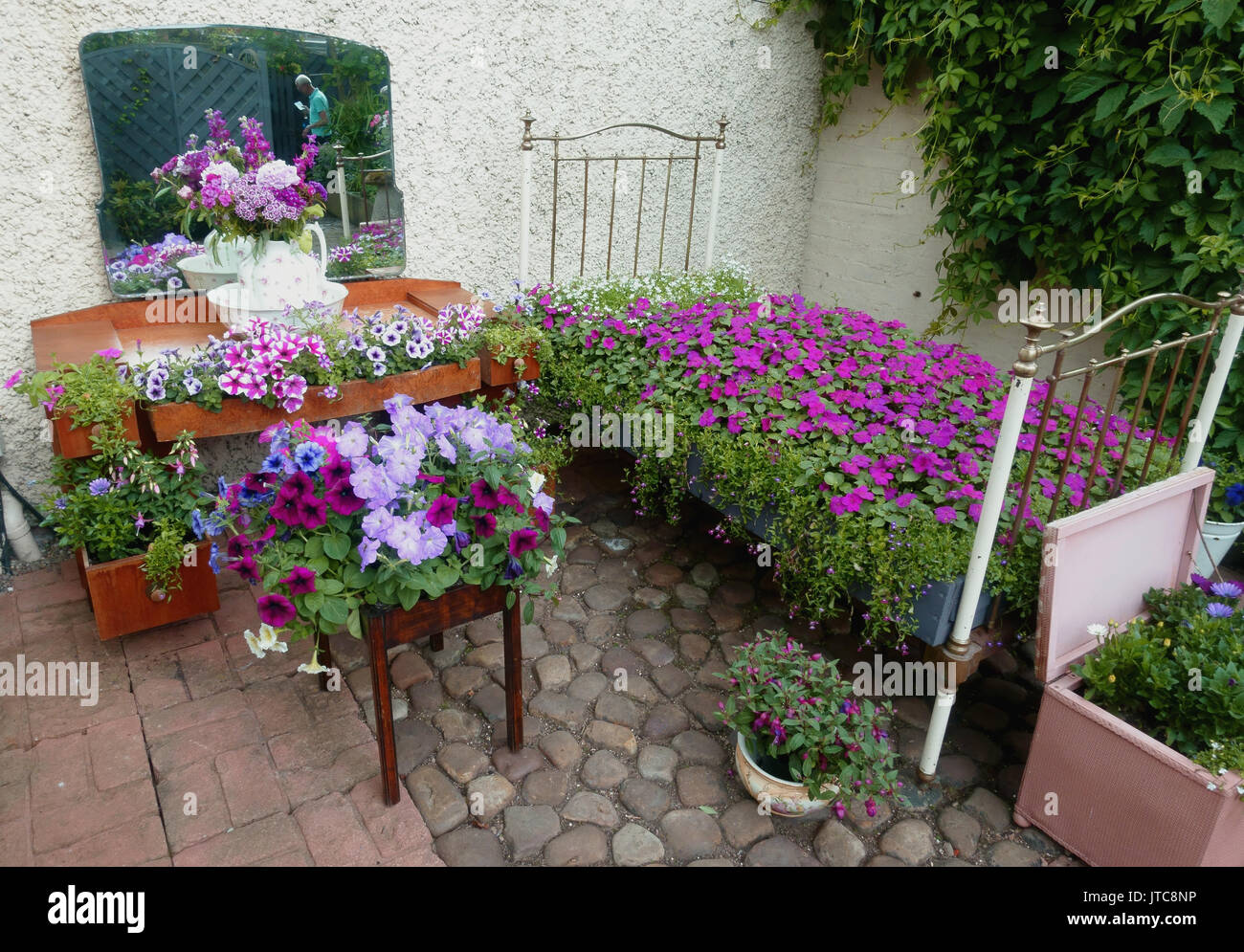 Die Tür Schlafzimmer Blumenbeet Stockfoto