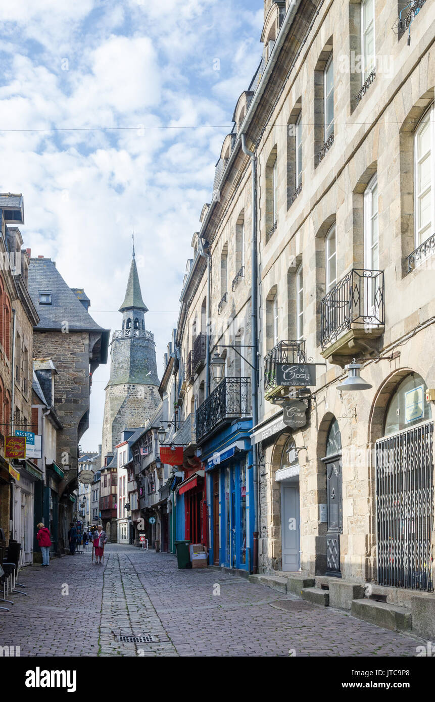 Enge gepflasterte Straße in der mittelalterlichen französischen Stadt Dinan Stockfoto