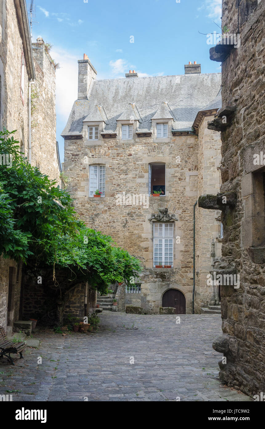 Enge gepflasterte Straße in der mittelalterlichen französischen Stadt Dinan Stockfoto