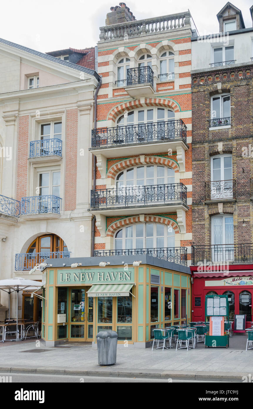 Restaurants Linie Quai Henri IV mit Blick auf den Hafen in der französischen Hafenstadt Dieppe in der Normandie, Nordfrankreich Stockfoto