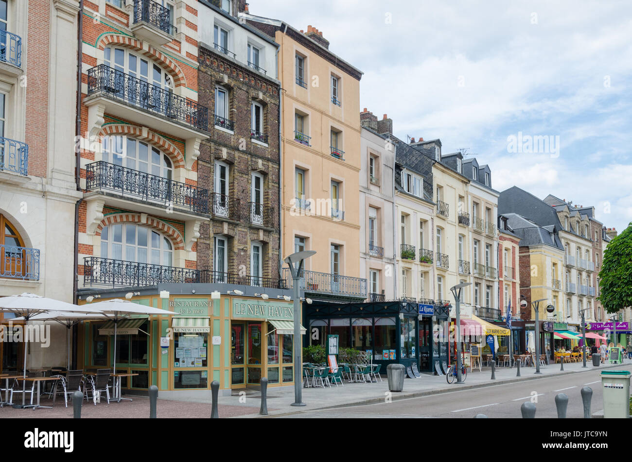 Restaurants Linie Quai Henri IV mit Blick auf den Hafen in der französischen Hafenstadt Dieppe in der Normandie, Nordfrankreich Stockfoto