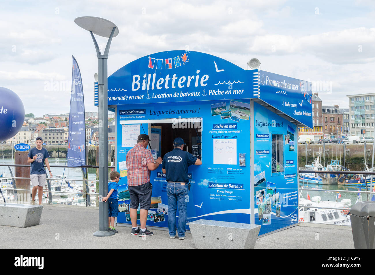 Billetterie oder Ticket Kiosk für Boots- und Angeltouren aus dem französischen Hafen von Dieppe in der Normandie, Nordfrankreich Stockfoto