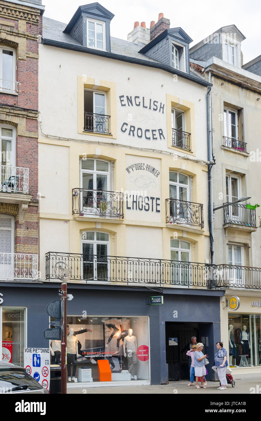 Geschäfte und Cafés entlang der Grande Rue High Street im Zentrum von Dieppe, die französische Hafenstadt in der Normandie, Nordfrankreich Stockfoto