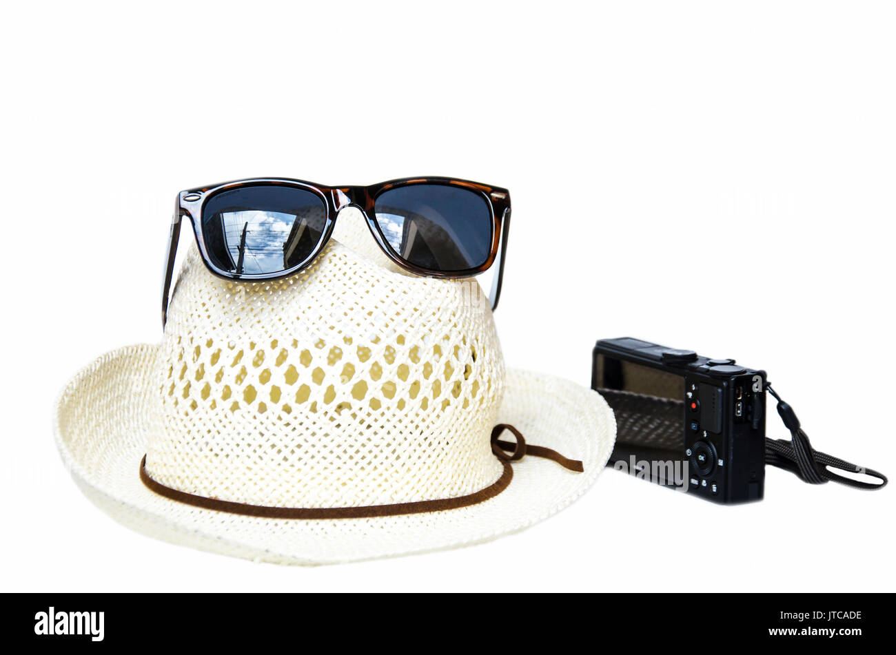 Hut und Sonnenbrille für den Sommerurlaub auf weißem Hintergrund Stockfoto