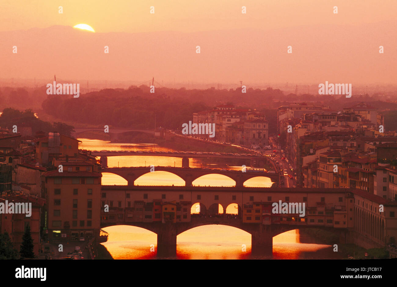 Sonnenuntergang über den Fluss Arno und die Ponte Vecchio, Florenz, Lombardei, Italien Stockfoto