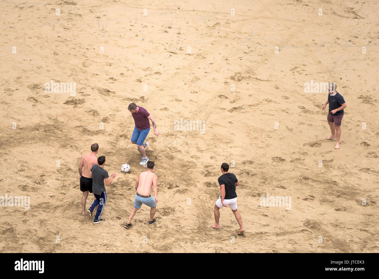 Eine Ansicht von einer Gruppe Männer Fußball spielen am Strand. Stockfoto