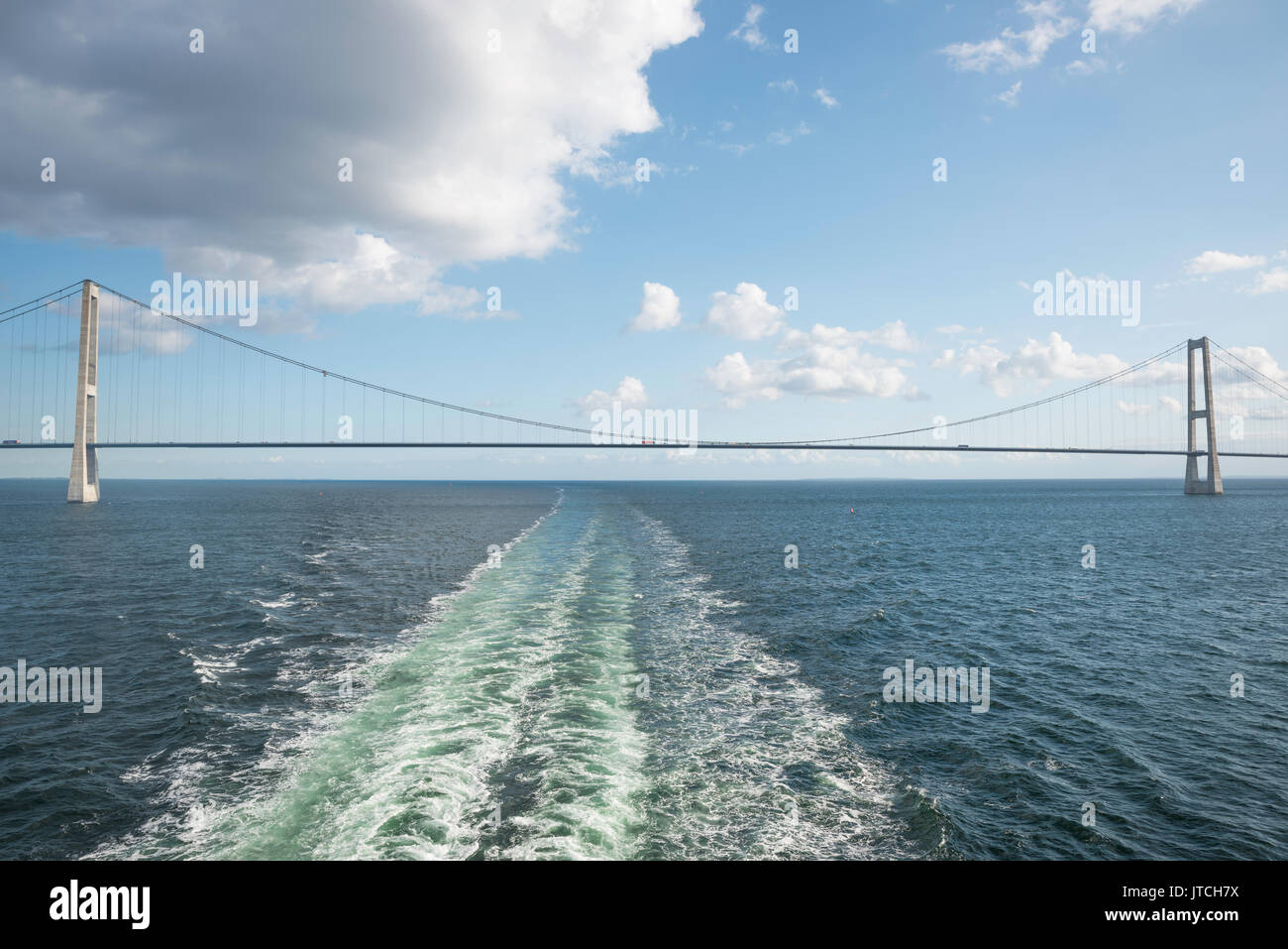 Überquerung der Hängebrücke Großer Belt in Dänemark zwischen Seeland und Fünen mit einem Boot Stockfoto