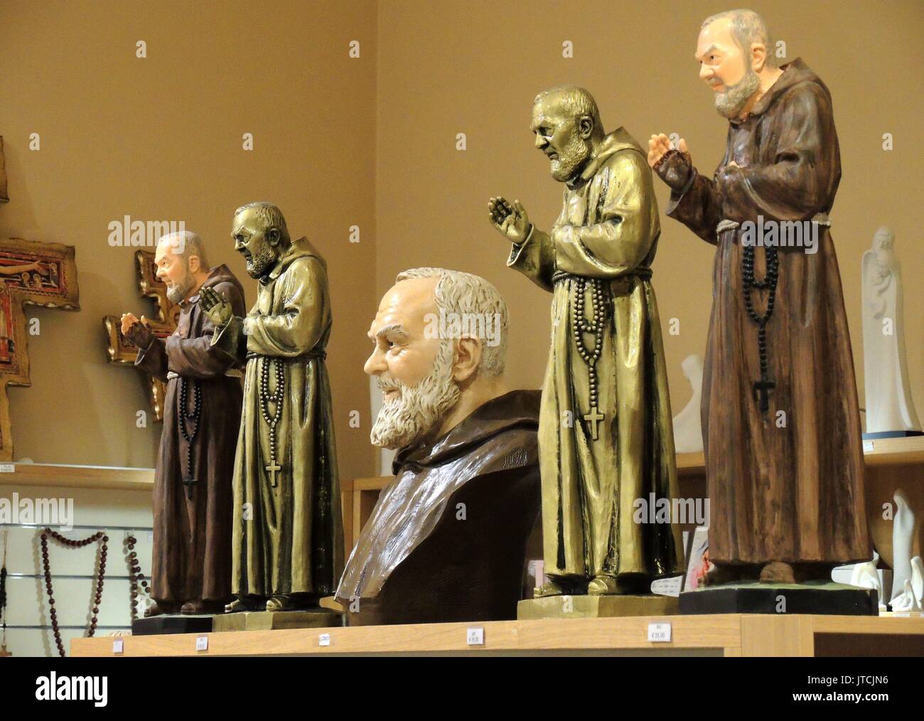 Statuen von Padre Pio in einem Shop für Devotionalien in der Kirche San