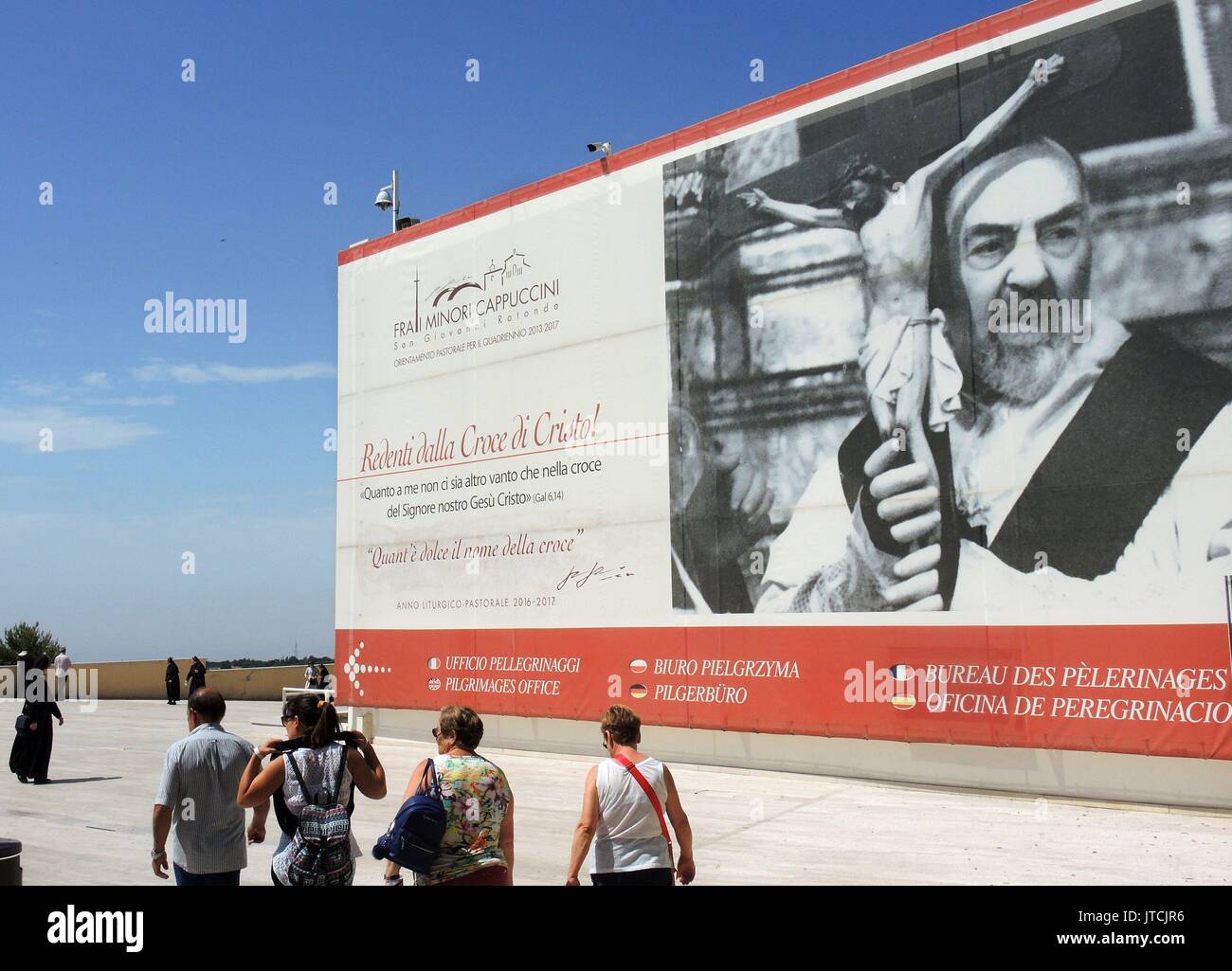 Wandgemälde des Hl. Padre Pio an einer Wand der Pilgernden Büro in San Giovanni Rotondo in Apulien (Italien). | Verwendung weltweit Stockfoto