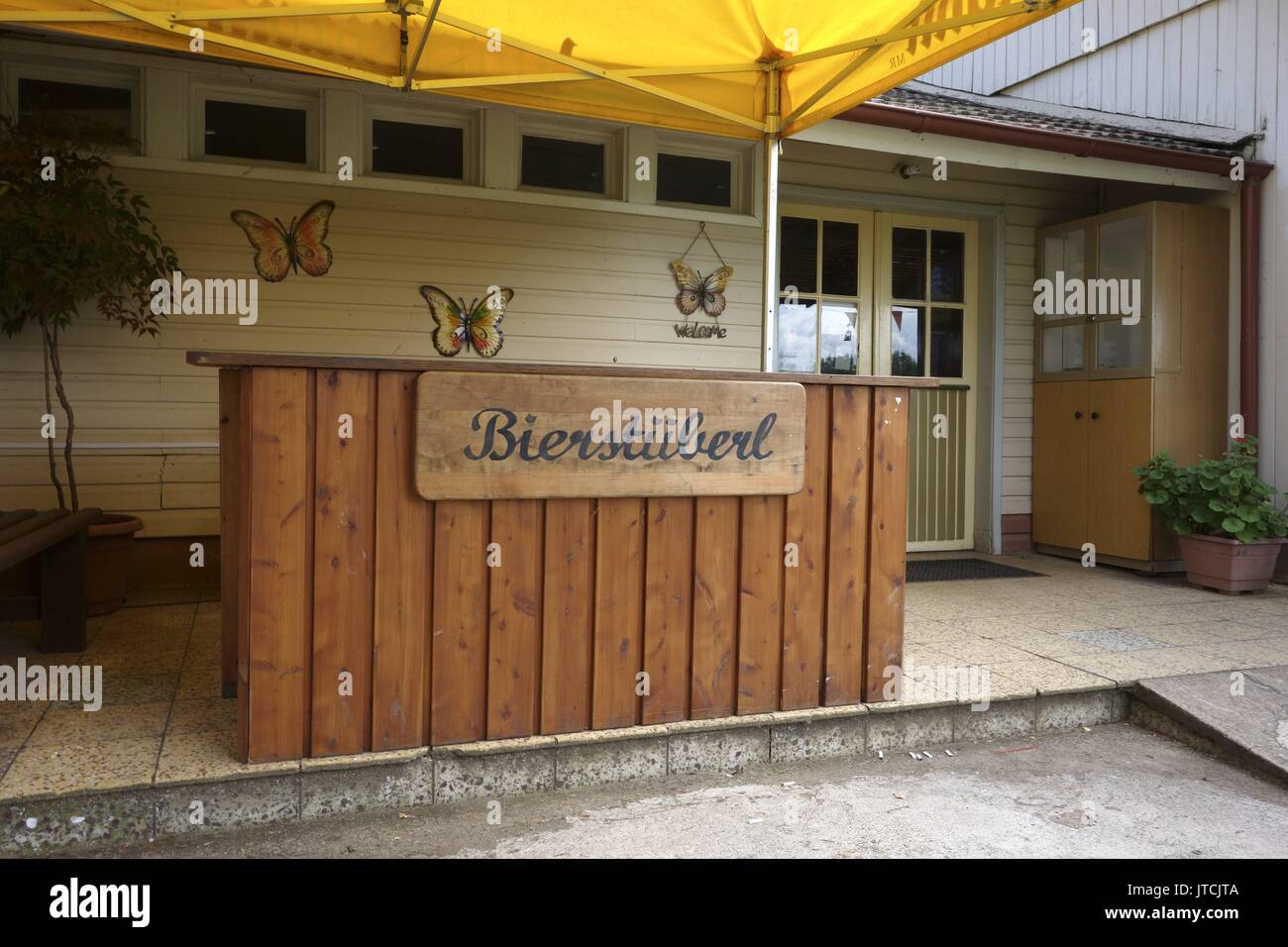 Eingang in die Bier-Taverne der Villa Baviera (der ehemaligen Colonia Dignidad gegründet von deutschen Sektenführer Paul Schäfer). Villa Baviera versucht heute, Einkommen zu generieren, durch Förderung des Tourismus. (Bild 2015-11-12) | weltweite Nutzung Stockfoto