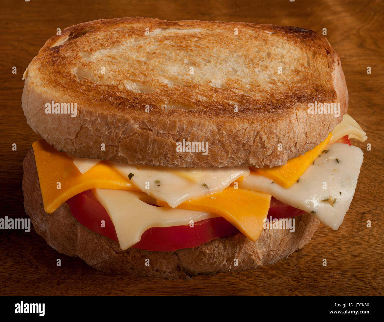 Tomate und Käse Sandwich auf Tisch Stockfoto