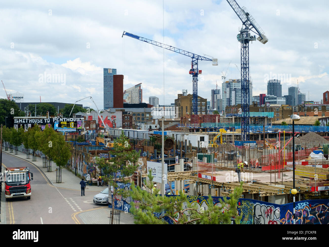 Baustellen und Krane in Hackney Wick. East London, während einer Periode intensiver Sanierung Stockfoto