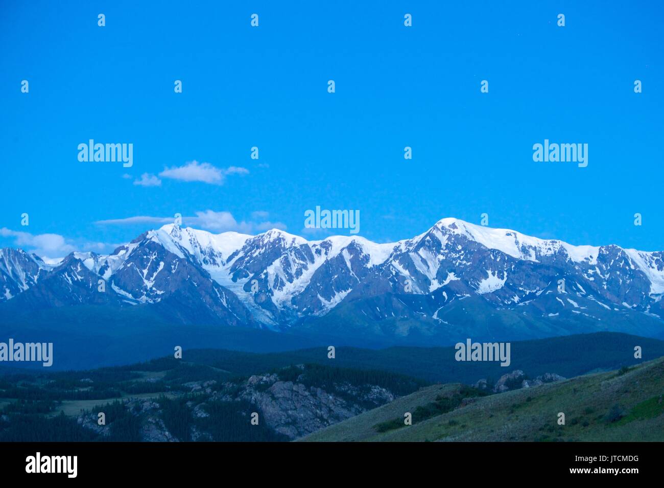 Altai-Gebirge in Kurai Bereich mit Tschujskij Nordgrat auf Hintergrund. Stockfoto