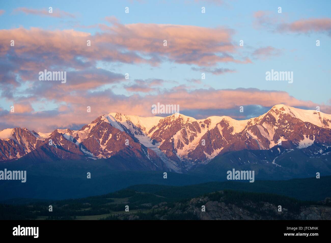 Altai-Gebirge in Kurai Bereich mit Tschujskij Nordgrat auf Hintergrund. Stockfoto