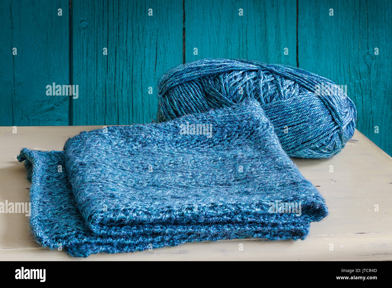 Hand knit Schal und eine Kugel von Garn. Stockfoto