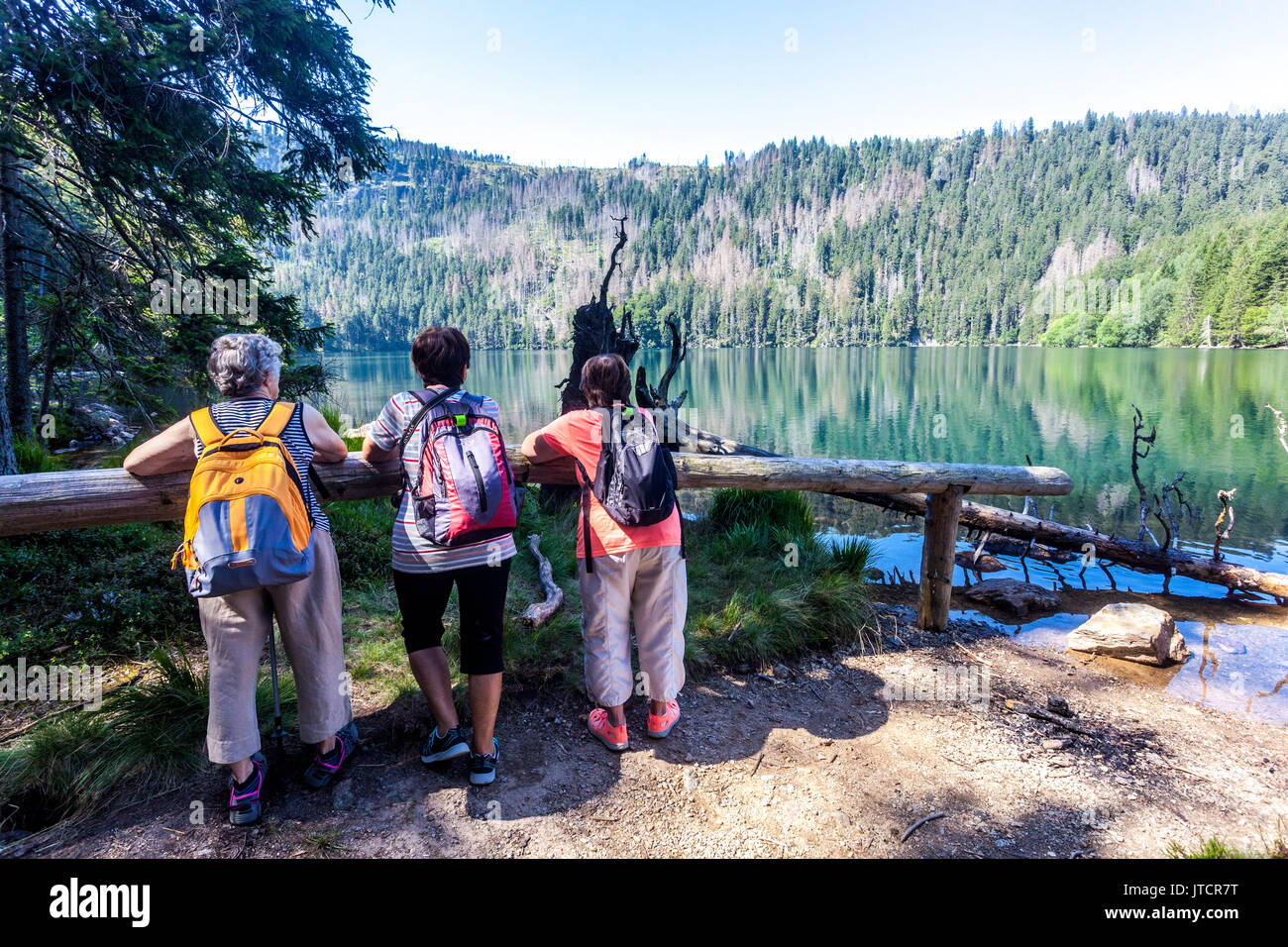 Aktives Altern, drei ältere Frauen, Senioren Touristen am Ufer des Schwarzen Sees, Sumava, Tschechische Republik Tschechische Berge Senioren gesunde Lebensweise Stockfoto