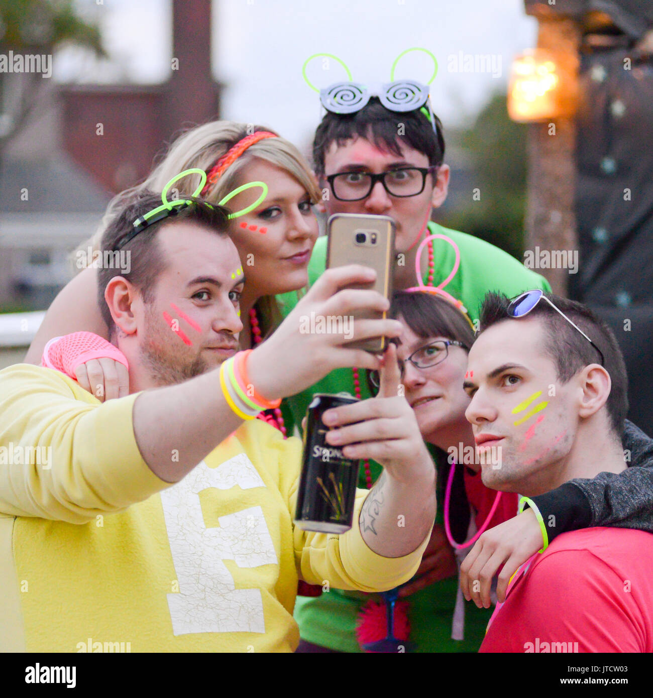 Eine Gruppe von jungen Menschen in bunten Kostümen, eine selfie auf einem Mobiltelefon. Stockfoto