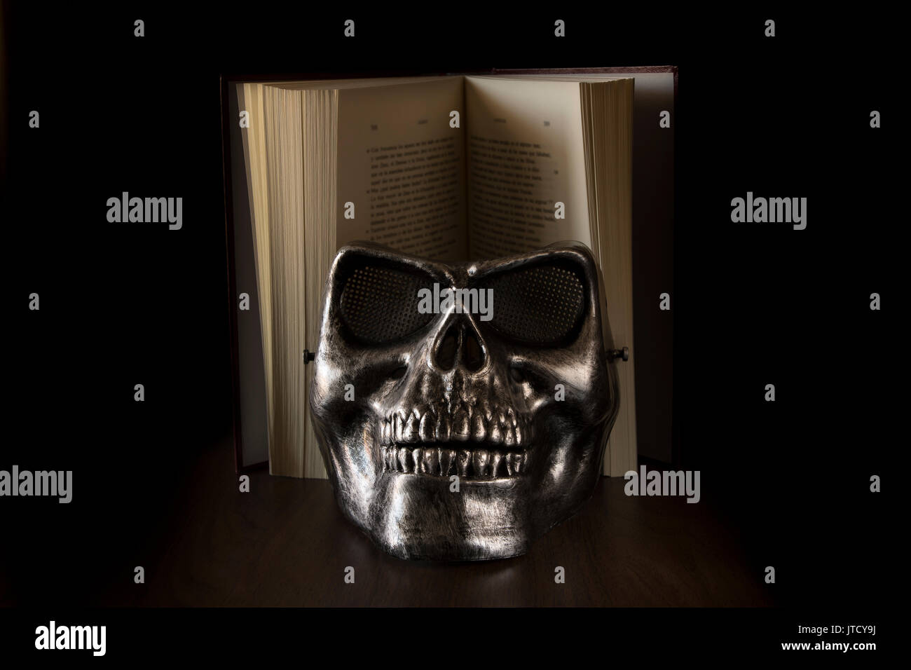 Schädel mit Buch Stockfoto