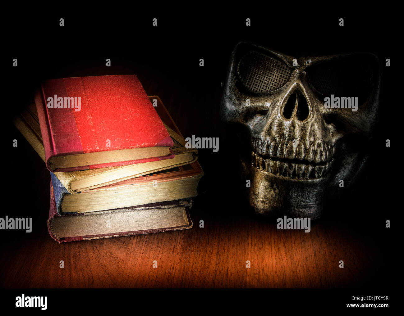 Totenkopf mit Bücher Stockfoto