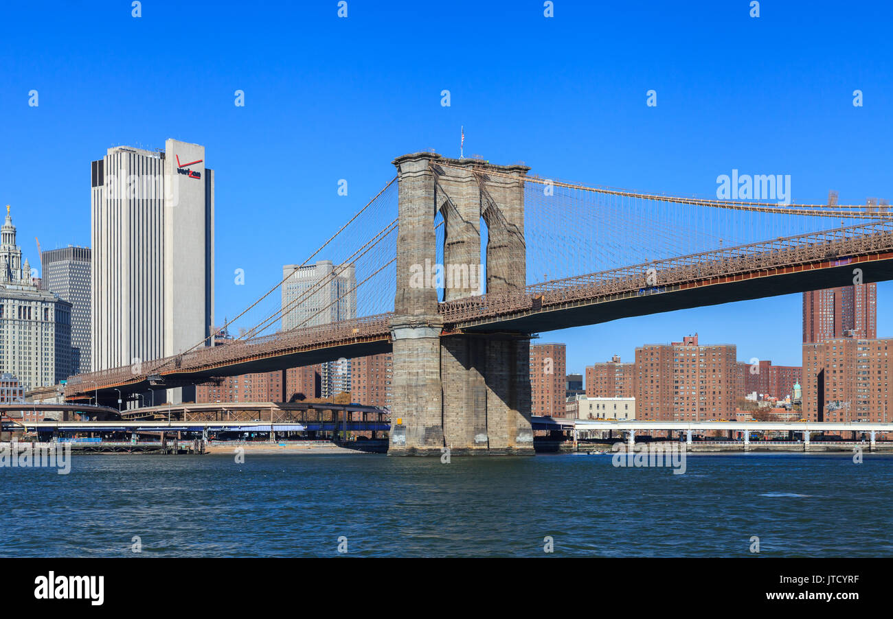 Geht Die Brooklyn Bridge über Den East River Ein Blick auf die Brooklyn Bridge in New York City. Die Brücke