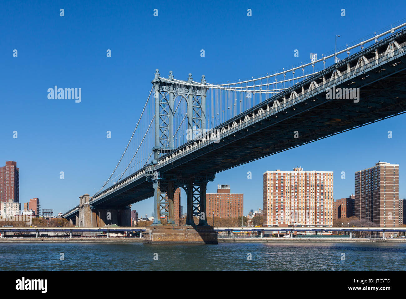 Geht Die Brooklyn Bridge über Den East River Manhattan Bridge. Ein Blick auf die Manhattan Bridge in New York City