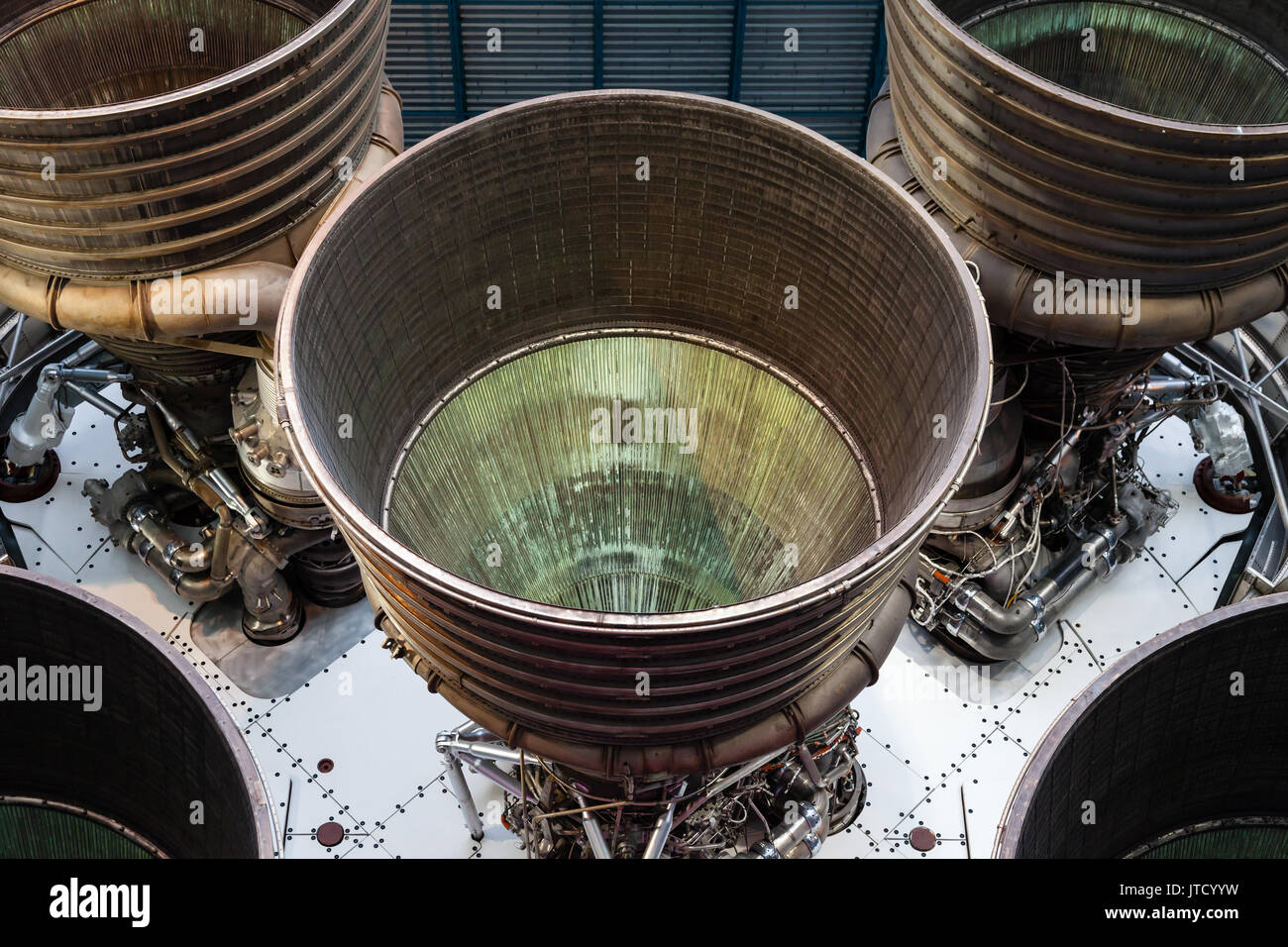 Das Raketenstrahler einer restaurierten Saturn V Raumrakete im Apollo / Saturn V Center im Kennedy Space Center in Florida, USA. Stockfoto