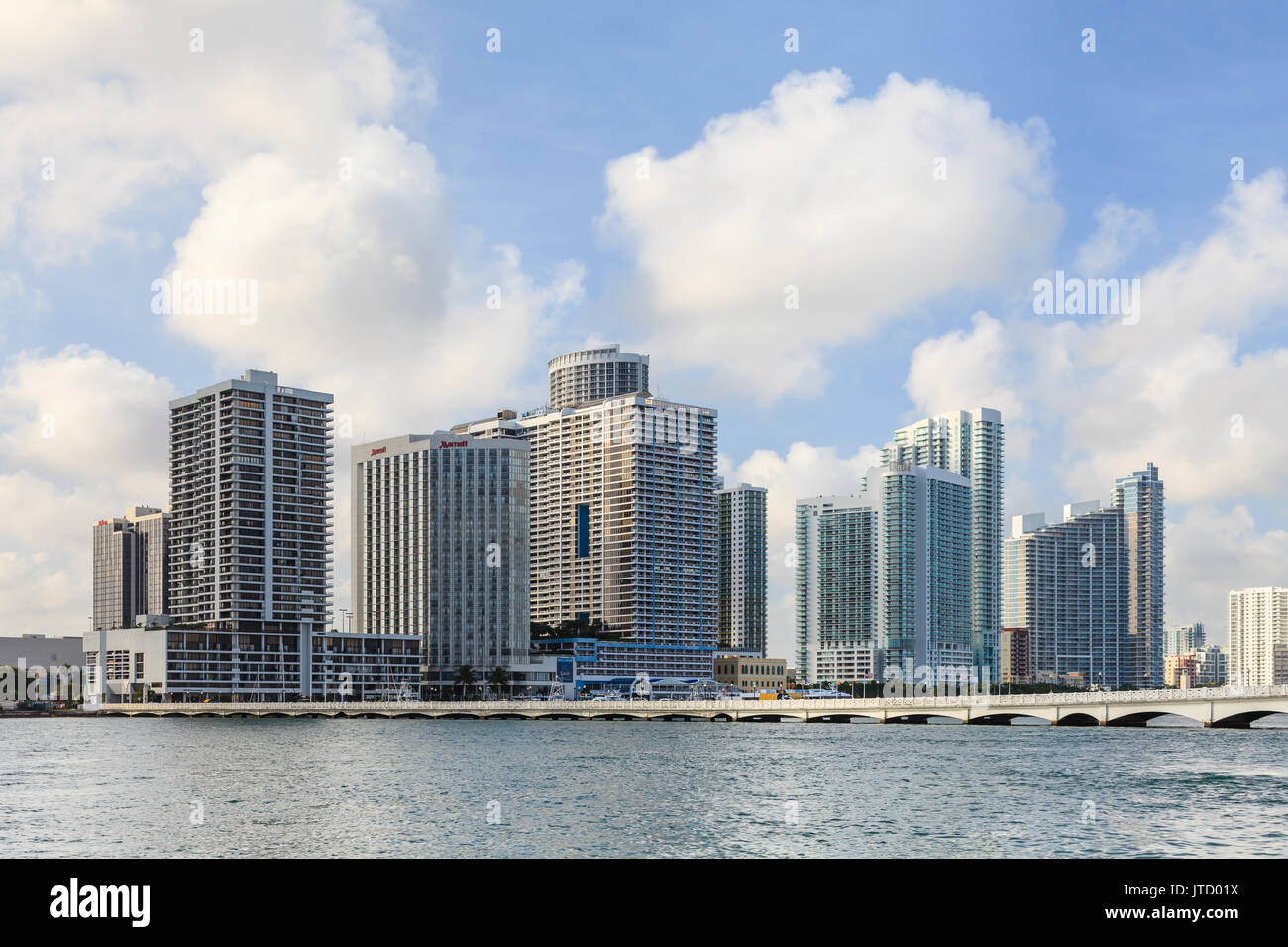 Ein Blick auf die Biscayne Bay im Edgewater Waterfront in Miami, Florida. Stockfoto