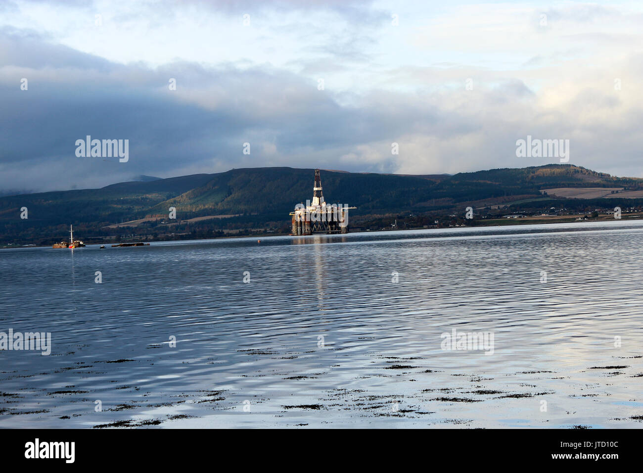 Schottland, Highlands, Scottish Scenery, Oil Platform, Oil Rig, Bohranlage, Industrie auf See, Wasserreflektionen, Green Mountain Hintergrund Stockfoto