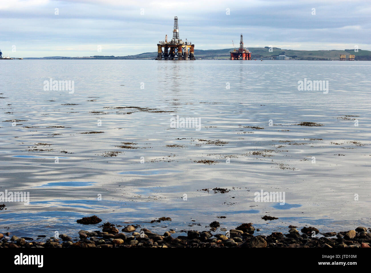 Schottland, Highlands, Scottish Scenery, Oil Platform, Oil Rigs, Bohranlage, Industrie auf See, Wasserreflektionen, Green Mountain Hintergrund Stockfoto