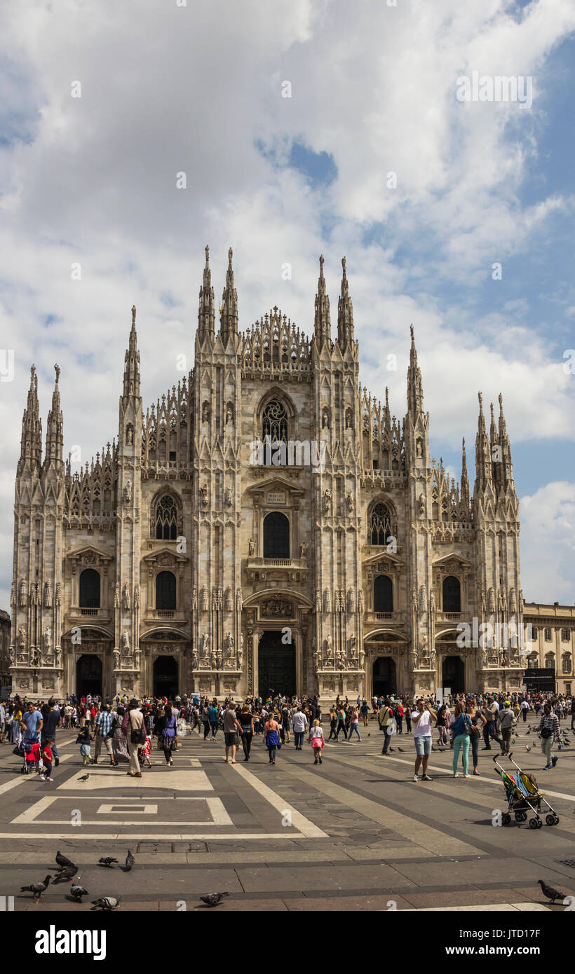 Mailand, Italien - 18 August, 2015: die Piazza del Duomo, eine Vielzahl von Menschen den Platz vor das wichtigste Symbol der Stadt animieren, der Duomo (cathed Stockfoto