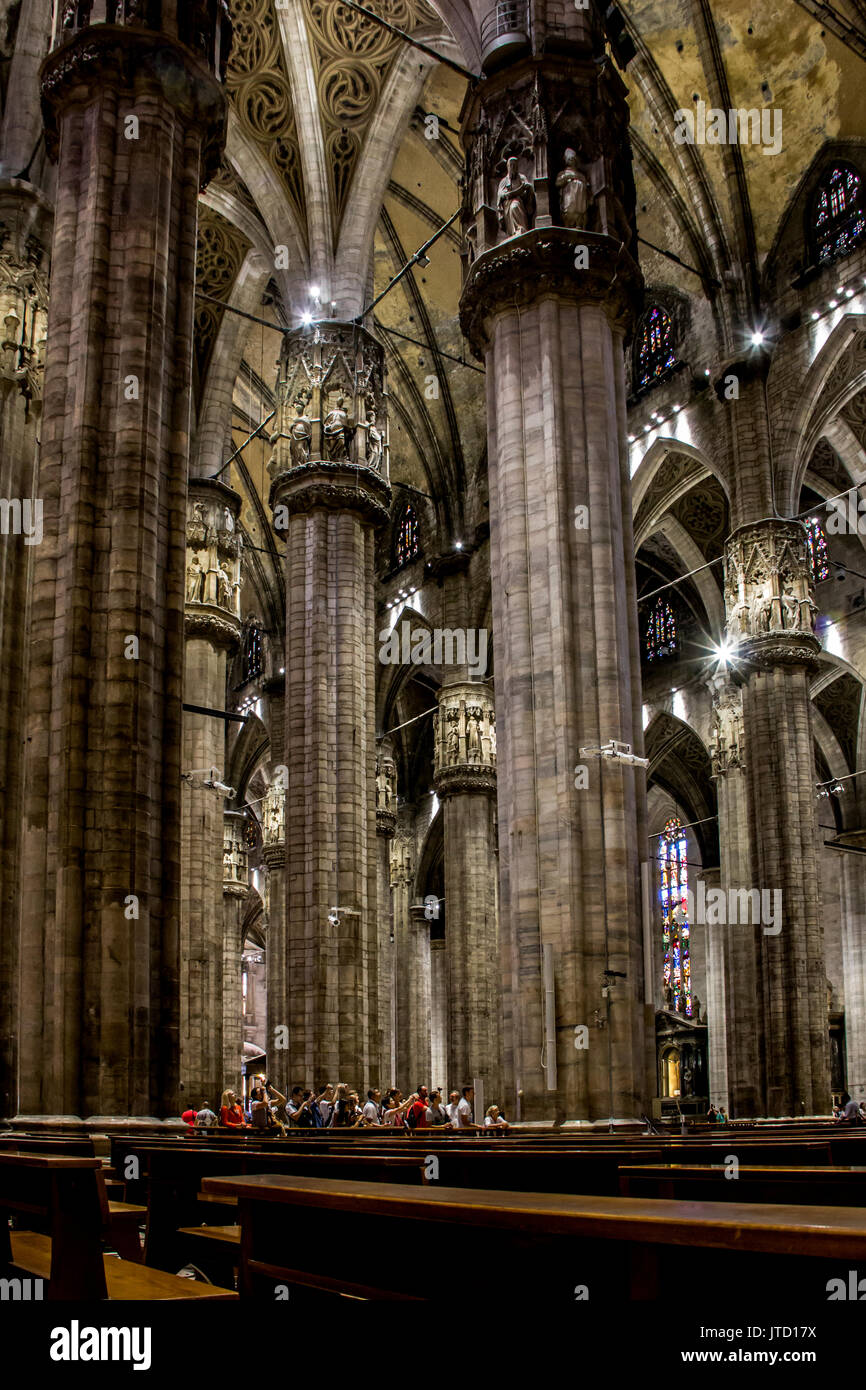 In den Mailänder Dom (Duomo di Milano). Diese gotische Kathedrale dauerte fast sechs Jahrhunderte zu vervollständigen. Ist die größte Kirche in Italien und der Fif Stockfoto