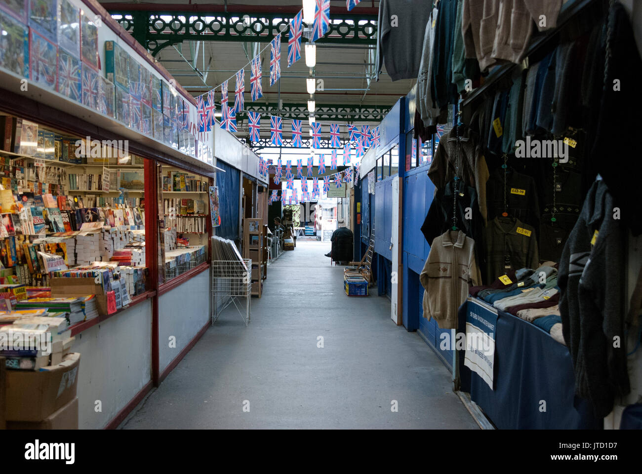 England, Marktplatz, Handel, Verkauf, Einzelhandel, British Bunting, Marktstände, Verkauf Von Büchern, Verkauf Von Kleidung, Open Market, Hallenmarkt Stockfoto