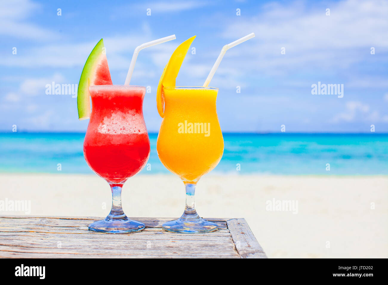 Frische Melone und Mango Cocktails auf dem Hintergrund der türkisfarbene Meer Stockfoto