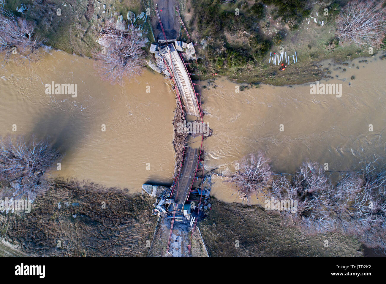 Historischen Suspension Bridge over Taieri River, Sutton, Otago, Südinsel, Neuseeland (2017 Flut zerstört) - Drohne Antenne Stockfoto