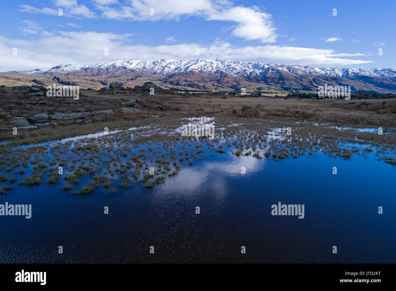 Sutton Salt Lake, und Rock und Säule, Sutton, in der Nähe von Middlemarch, Strath Taieri, Otago, Südinsel, Neuseeland - drone Antenne Stockfoto