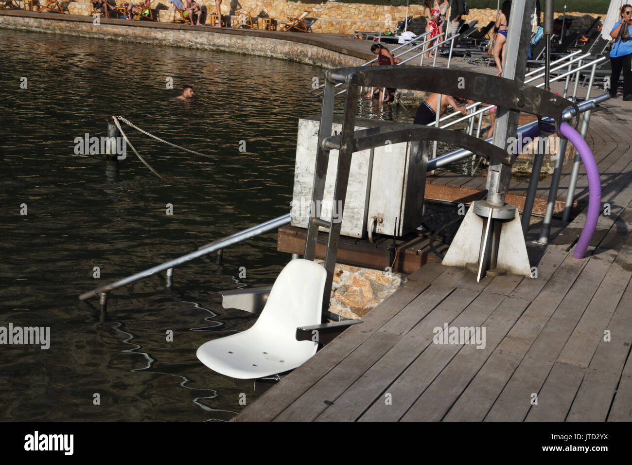 Attika Griechenland Vouliagmeni See Vouliagmeni Sessellift für Menschen helfen, in die und aus der See Stockfoto
