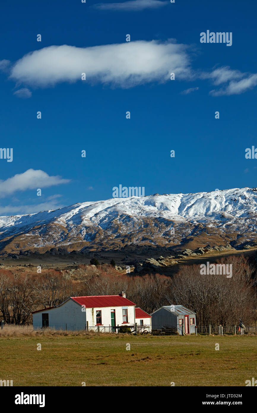 Alte Hütten und Rock und Säule, Sutton, in der Nähe von Middlemarch, Strath Taieri, Otago, Südinsel, Neuseeland Stockfoto