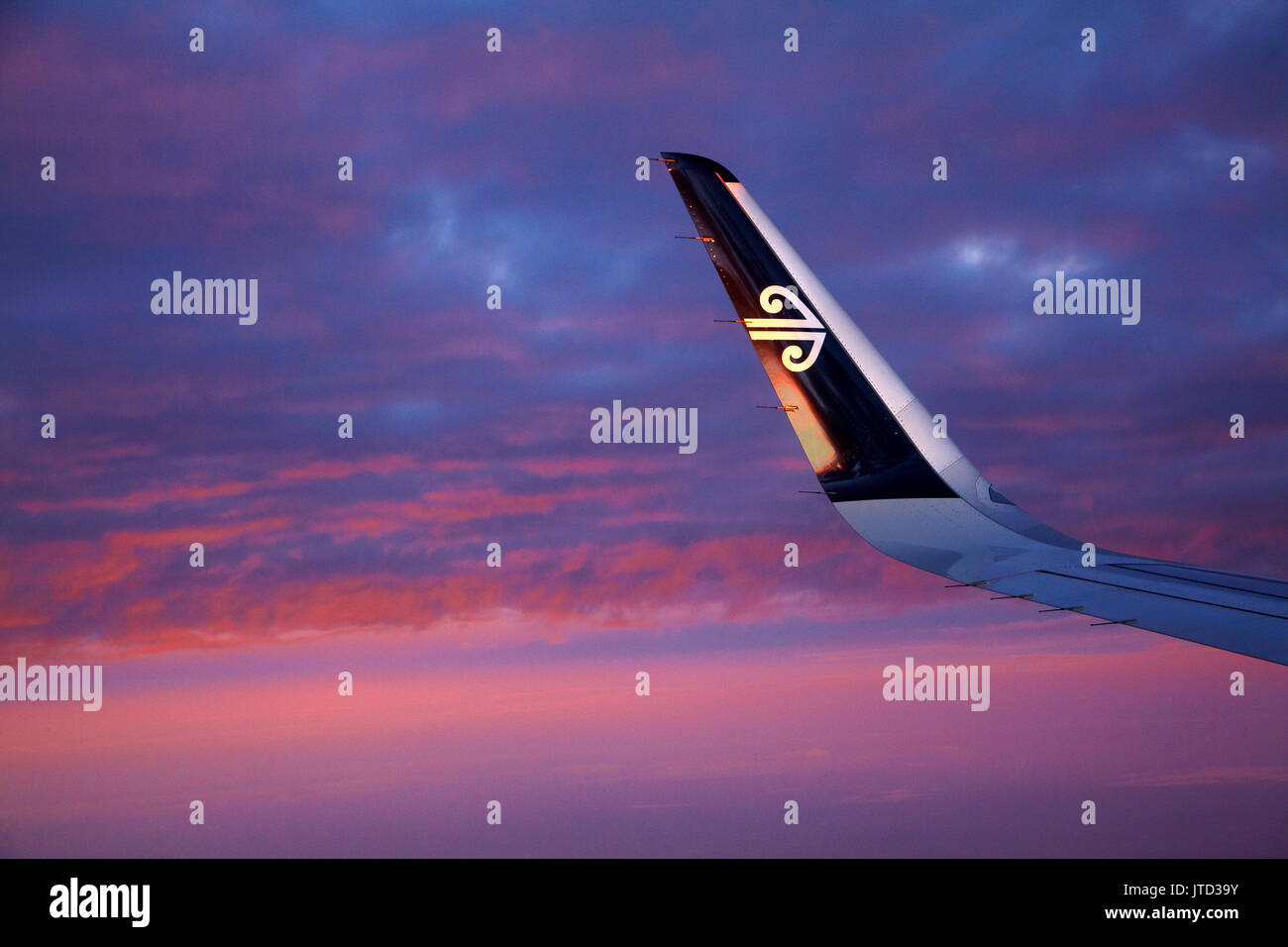 Flugzeug Tragfläche und Wolken bei Sonnenuntergang, in der Nähe von Dunedin, Südinsel, Neuseeland - Luftbild Stockfoto