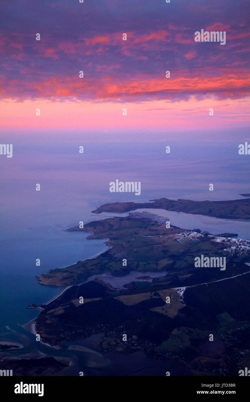 Otago Peninsula und Otago Harbour bei Sonnenuntergang, Dunedin, Südinsel, Neuseeland - Luftbild Stockfoto