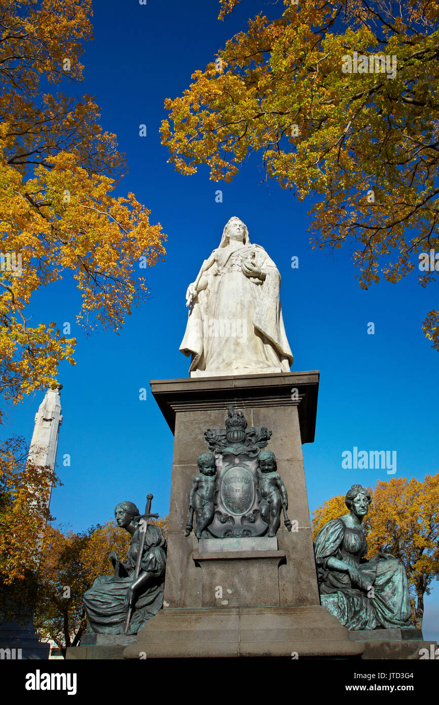 Queen Victoria Statue und die Farben des Herbstes, Queens Gardens, Dunedin, Südinsel, Neuseeland Stockfoto