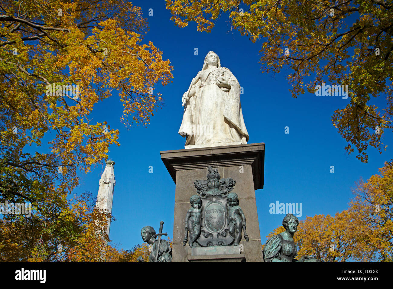 Queen Victoria Statue und die Farben des Herbstes, Queens Gardens, Dunedin, Südinsel, Neuseeland Stockfoto